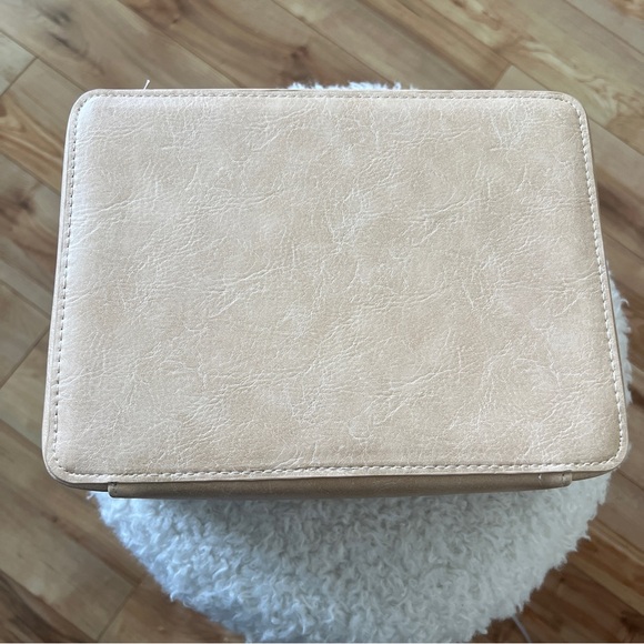 BEIS MAKEUP CASE BARELY USED - Picture 4 of 10